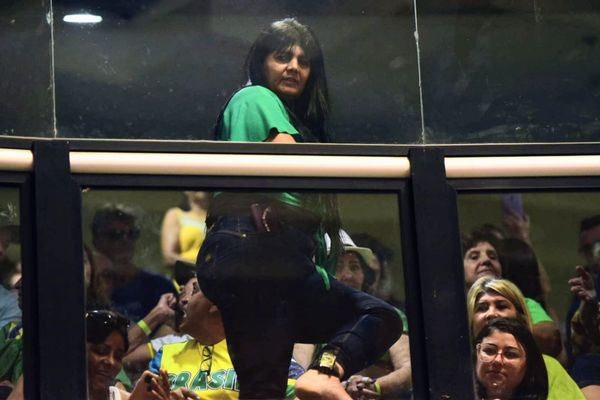 Mulher mostra tornozeleira eletrônica na Assembleia Legislativa do ES