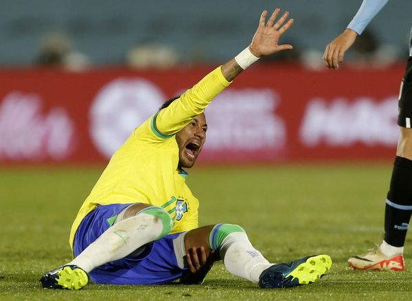 Neymar sofreu lesão no joelho esquerdo atuando pela Seleção Brasileira