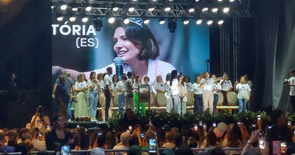 Em resposta ao depoimento do ex-ajudante de ordens de Bolsonaro, ex-primeira-dama mostrou no palco movimentos de boxe, dizendo que são os únicos golpes que dá
