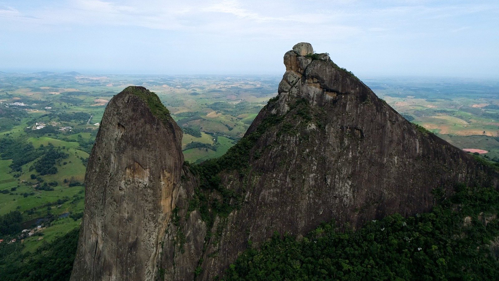 Conjunto granítico de 683 metros de altitude se destaca na paisagem com sua silhueta. Vem conhecer esta beleza natural do ES