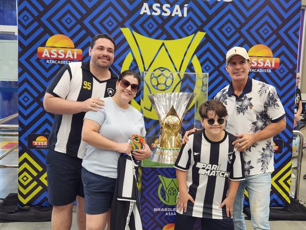 Confira imagens da visita de Túlio Maravilha ao Espírito Santo, com a taça do Campeonato Brasileiro