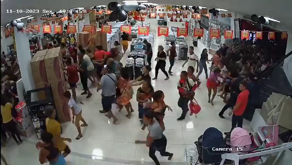 Vídeos postados em redes sociais mostram pessoas caindo no chão durante tumulto em promoção de Black Friday no Amapá