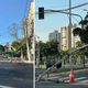 Imagem - Motorista bate carro, derruba poste e interdita trânsito em Vitória