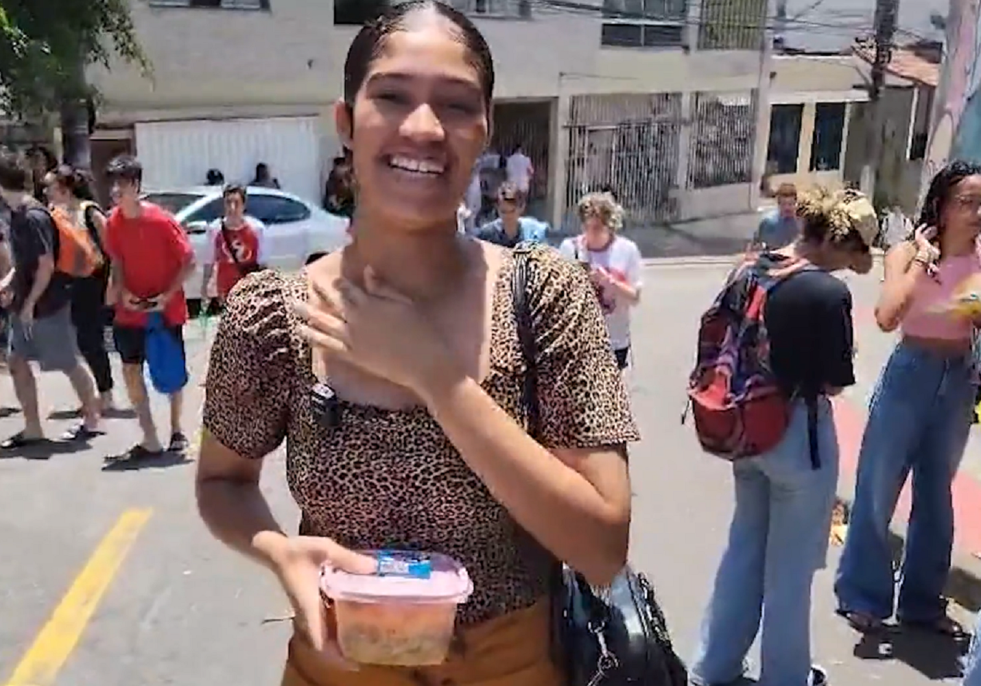 Sem tempo de almoçar, Ana Carolina Santos da Silva levou uma vasilha com macarrão e uma paçoca de sobremesa