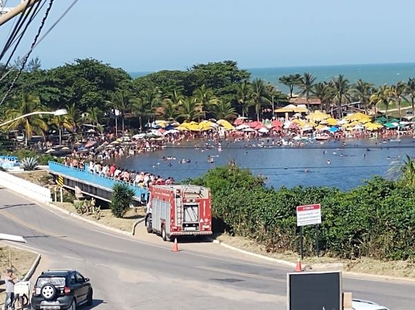 Resgate do corpo do rapaz, de 21 anos, foi acompanhado por banhistas no local na tarde deste domingo (12)