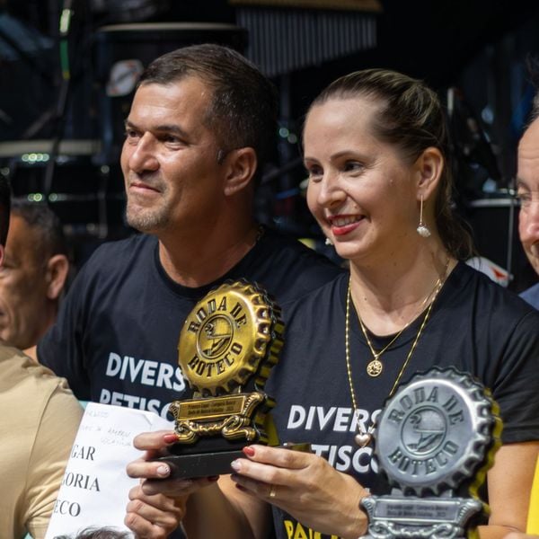 Emanoel Gomes e Eny Estaco, proprietários do Paiol, campeão em Melhor Boteco no Roda de Boteco Colatina 2023