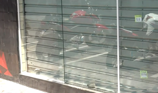 Loja ficou fechada nesta segunda-feira (13)