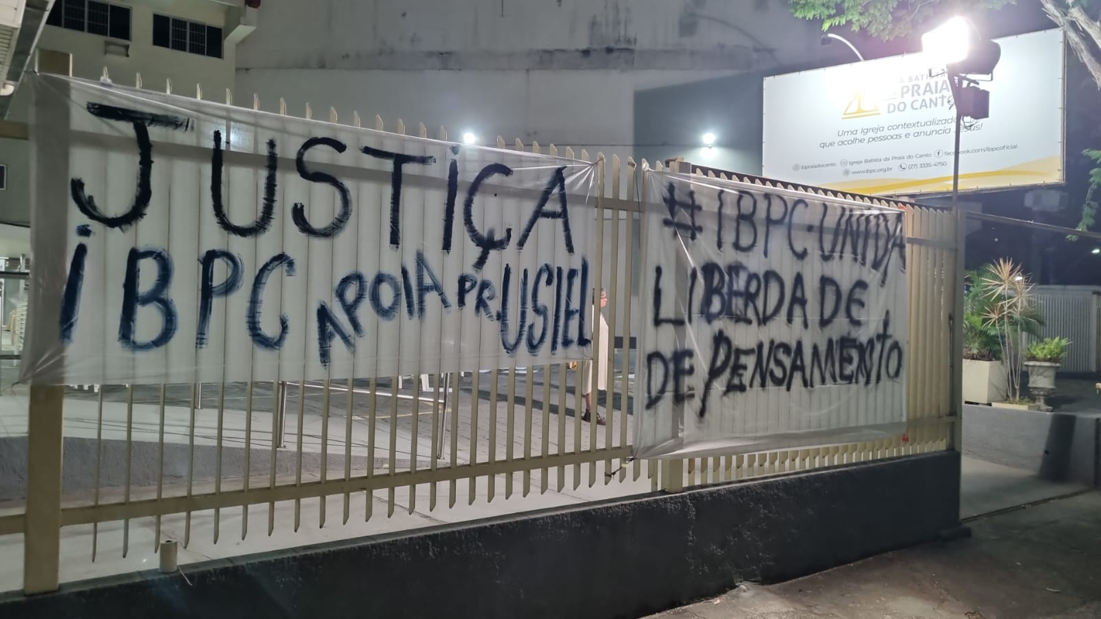 Conselho da Igreja Batista da Praia do Canto divulgou nota em apoio ao pastor Usiel Carneiro, retirado do comando por decisão judicial; fiéis protestaram nas proximidades do templo