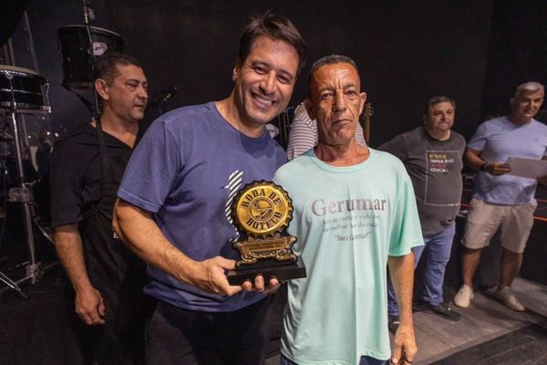 O garçom Jaime Ferreira ganhou o primeiro lugar em Melhor Atendimento no Roda de Boteco Colatina 2023