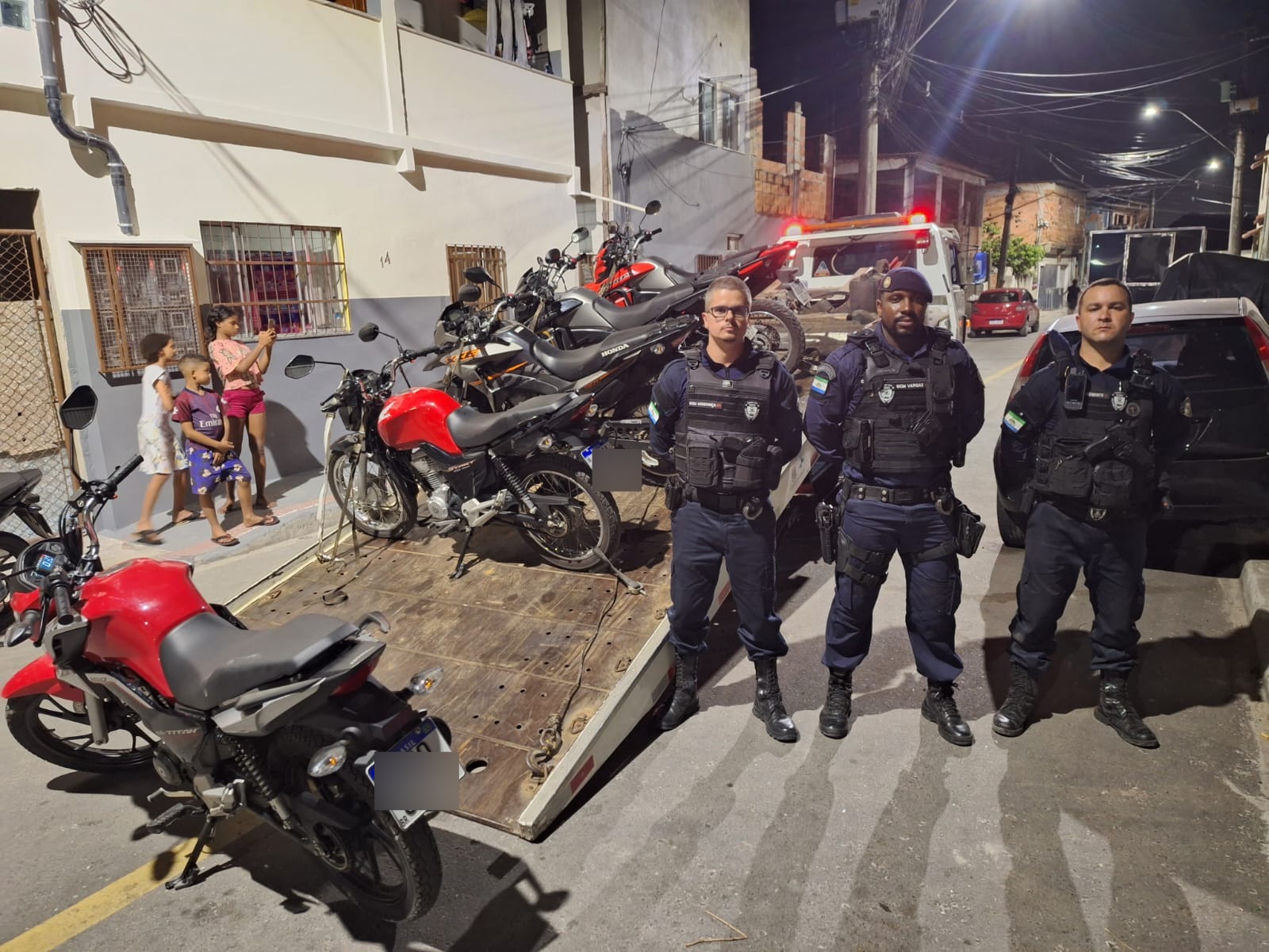 Guarda Municipal flagrou local no bairro Balneário Carapebus, na noite de domingo (12); além das motos roubadas, foram encontradas placas para clonagem dos veículos
