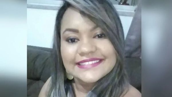 Vanes Moreira Barbosa morreu atropelada pelo próprio carro em Caldas Novas (GO) quando saiu do veículo para empurrá-lo 