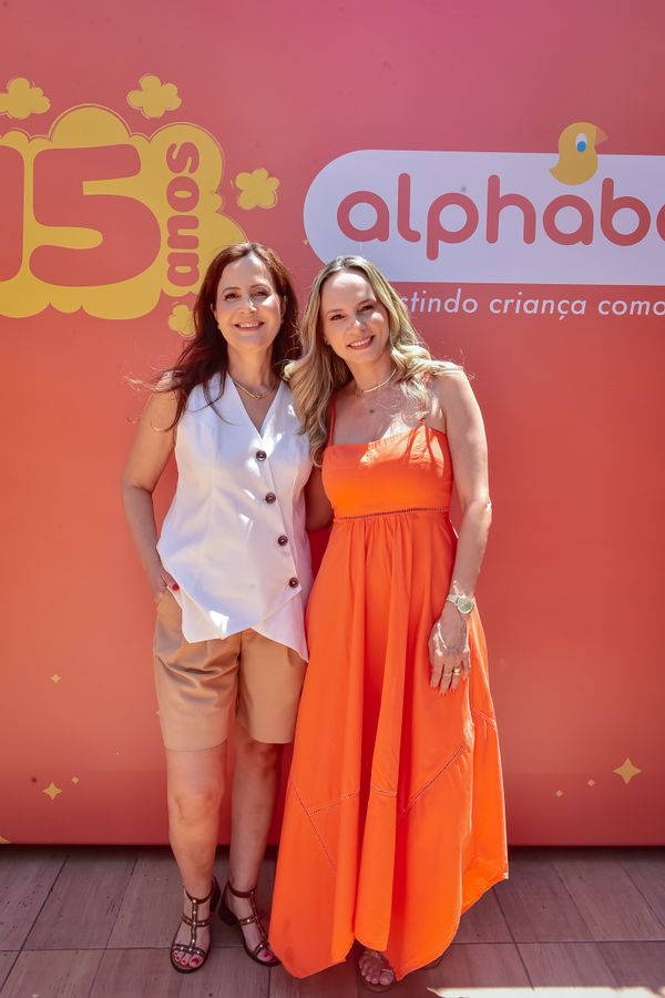 As empresárias Ingmar Zanetti Panteleao e Margareth Virginio Soares organizaram uma linda festa de 15 anos de seu espaço de moda infantil, na Ilha. 


