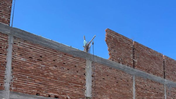 Homem morre após vento derrubar muro em obra em Marataízes