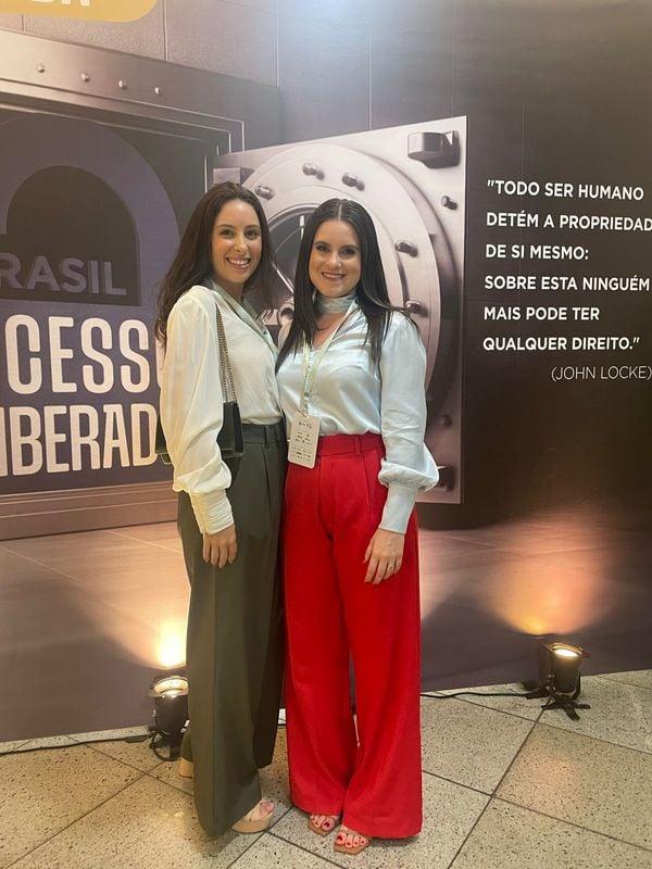Larissa Gaspar e Brigida Passamani no primeiro dia do 11º Fórum Liberdade e Democracia de Vitória