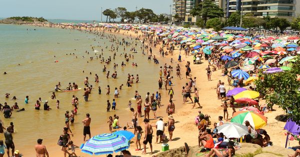 Na Curva da Jurema, em Vitória, e na Praia da Sereia, em Vila Velha, muita gente aproveitou o dia de folga para se refrescar do calor na água do mar