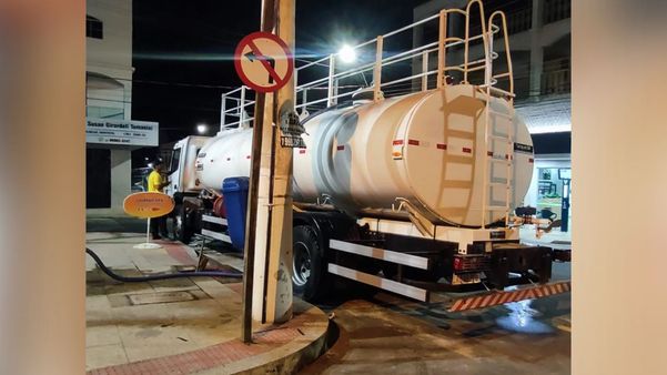 Caminhão-pipa abastecendo água em comunidade de Pinheiros
