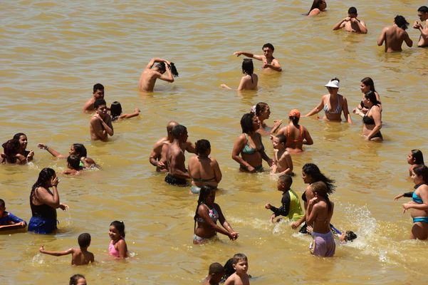 Praia cheia na Grande Vitória  por Ricardo Medeiros