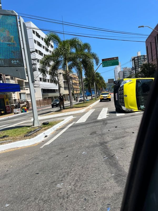 Van do Mercado Livre capotou após ser atingida por carro; motorista confundiu semáforos por Elaine SIlva/A Gazeta