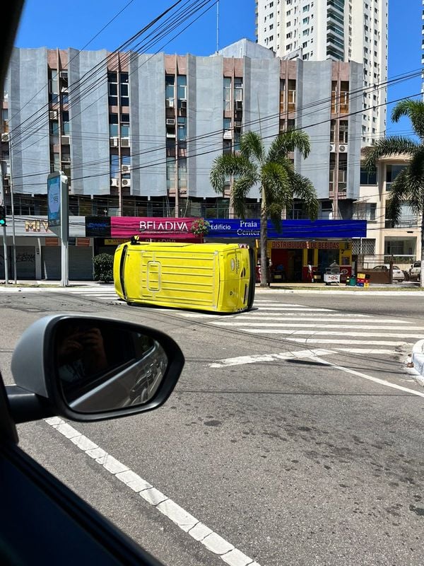 Van do Mercado Livre capotou após ser atingida por carro; motorista confundiu semáforos por Elaine SIlva/A Gazeta