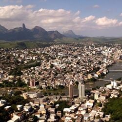 Gestora aparece na gravação dentro da escola mostrando o objeto para outra funcionária; prefeitura afirma que instaurou Processo Administrativo Disciplinar (PAD) para apurar o fato