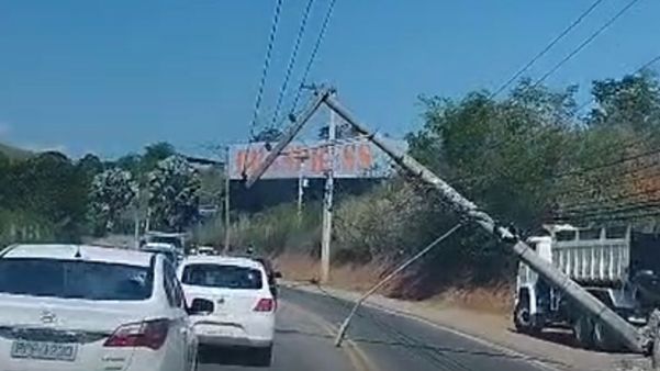 Caminhão derruba poste e deixa casas sem energia em Cachoeiro