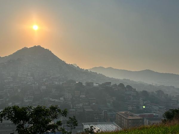 Nuvem de fumaça toma conta do céu em diversos bairros da Grande Vitória por Carlos Alberto