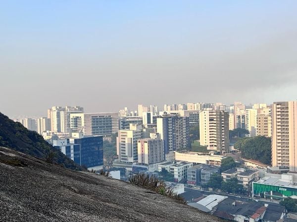Nuvem de fumaça toma conta do céu em diversos bairros da Grande Vitória por Carlos Alberto