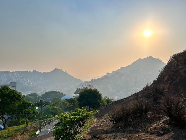 Nuvem de fumaça toma conta do céu em diversos bairros da Grande Vitória por Carlos Alberto
