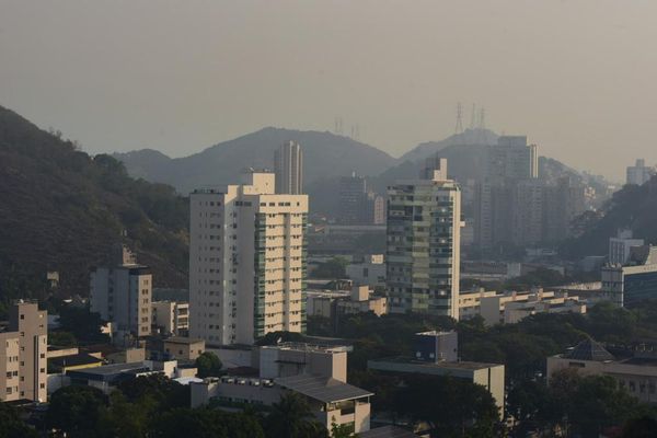 Nuvem de fumaça toma conta do céu em diversos bairros da Grande Vitória por Carlos Alberto