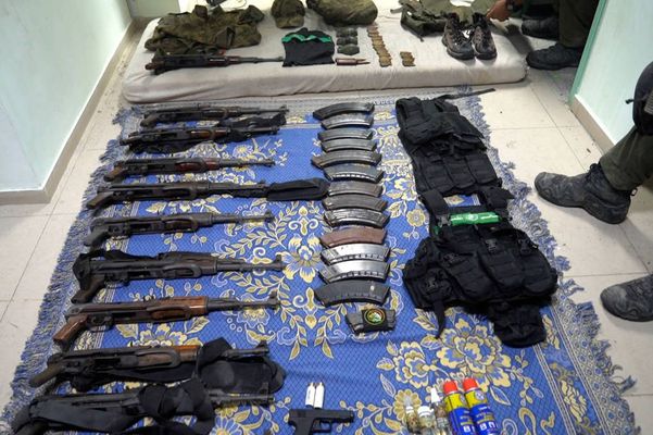 Imagem divulgada por Israel mostra o que seriam armamentos do Hamas apreendidos no hospital Al-Shifa