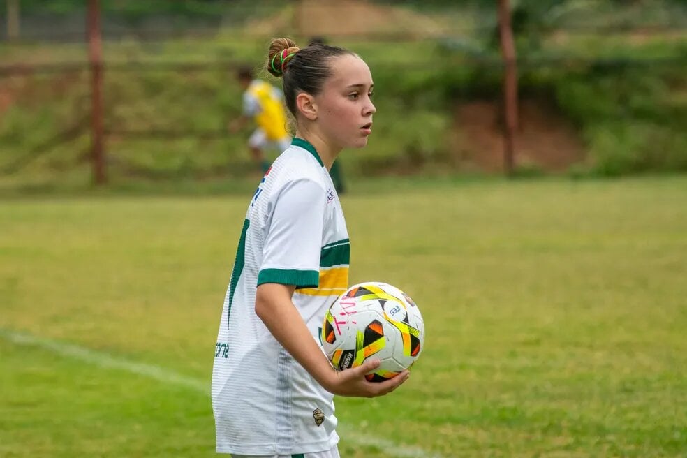 Zagueira de 13 anos, revelada pelo Porto Vitória, se tornou a primeira menina a disputar uma competição masculina oficial no Espírito Santo