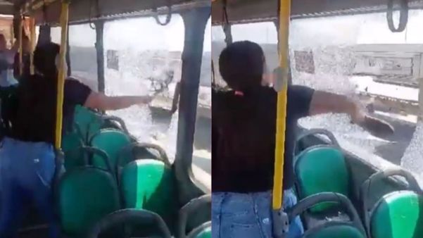 Nas imagens gravadas por passageiros, é possível ver a mulher utilizando um chinelo para bater na janela e quebrar o vidro