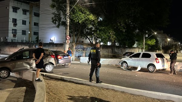 Perseguição policial começa com tiroteio e acaba com batida entre carros em Vitória