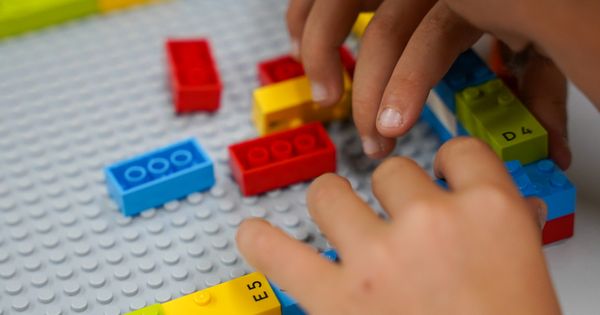 Novo modelo do brinquedo Lego é customizado com o Sistema Braille, permitindo que crianças e adolescentes com qualquer grau de deficiência visual tenham contato com o item