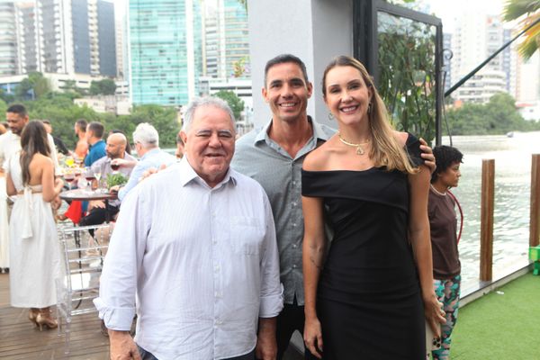 Erly Vieira com Mariana e Victor Gusmão, proprietários da Casa Mizi, onde foram celebrados os 10 anos da Le Card