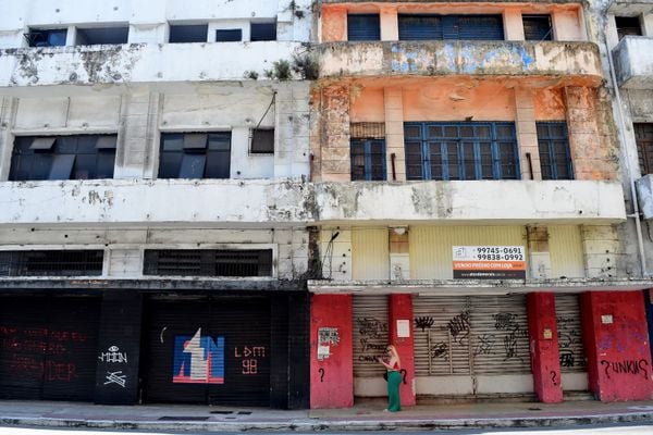 Imóveis danificados e com marquises com problemas no centro de Vitória