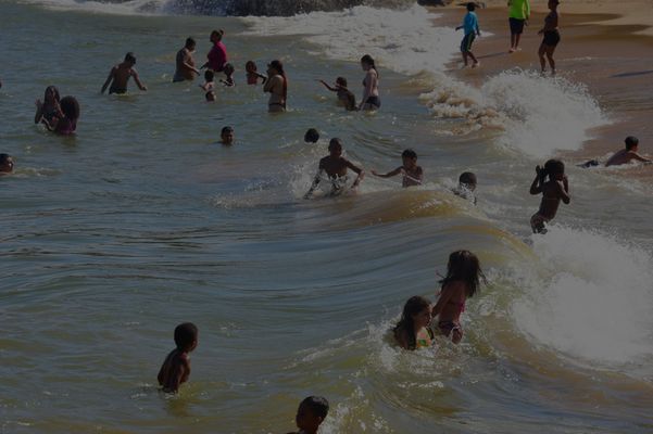 Em meio a onda de calor, capixabas enchem praia em Vitória por Ricardo Medeiros