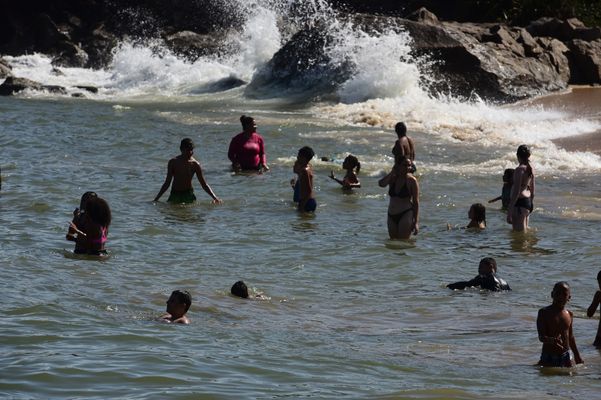 Em meio à onda de calor, capixabas enchem praia em Vitória
