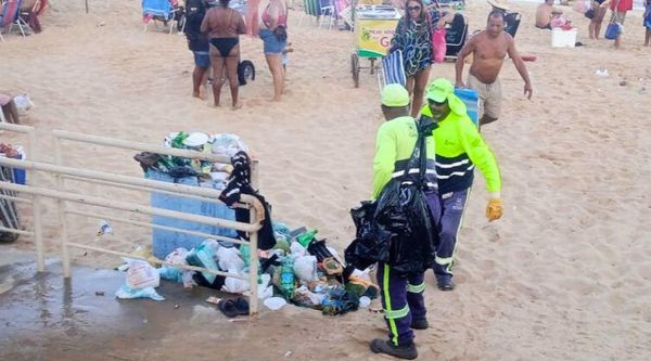 Equipes de limpeza de Vila Velha em atuação nas praias: embalagens e guimbas de cigarro entre os principais resíduos deixados por banhistas