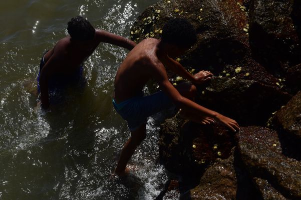 Jovens em praia de Vitória  por Ricardo Medeiros
