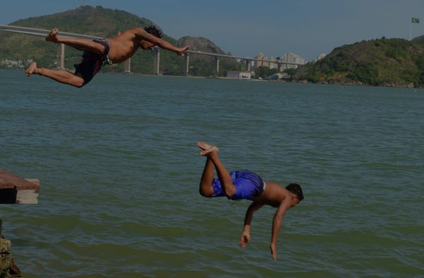 Jovens pulam no mar em Vitória por Ricardo Medeiros