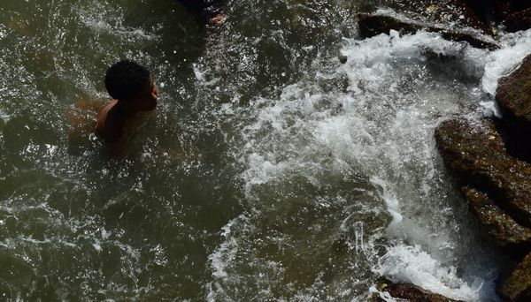 Para fugir do calor, capixabas recorrem à praia em Vitória por Ricardo Medeiros