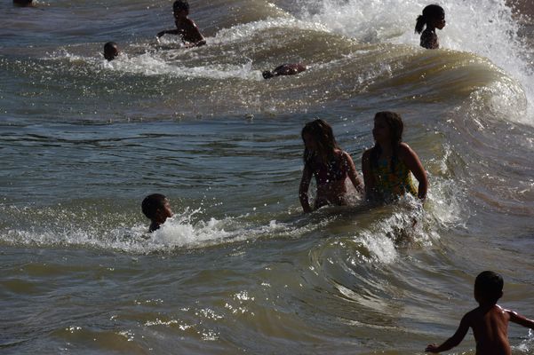 Praias lotam em meio à onda de calor em Vitória por Ricardo Medeiros