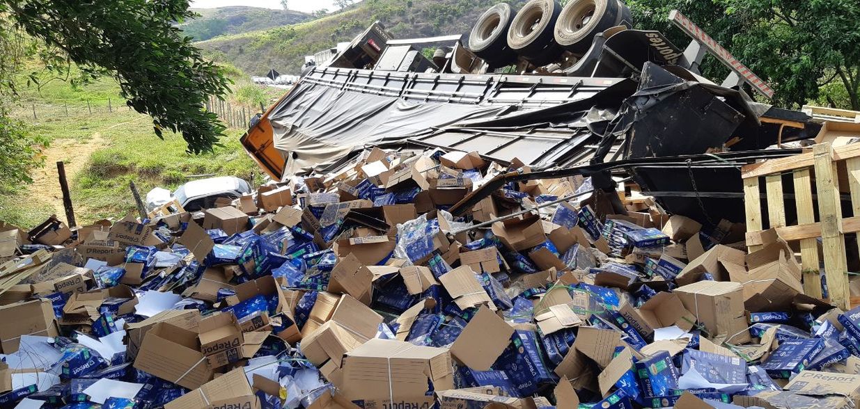 Veículo cai de viaduto na BR 251 e motorista tem ferimentos leves