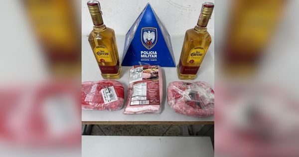 O detido pegou duas garrafas da bebida, dois pacotes de linguiça e ainda uma embalagem de carne de porco; segurança notou e acionou a polícia