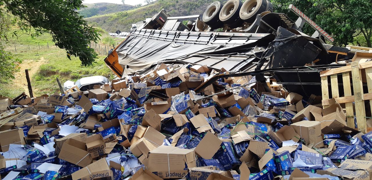 Carro consumido pelo fogo em Água Doce