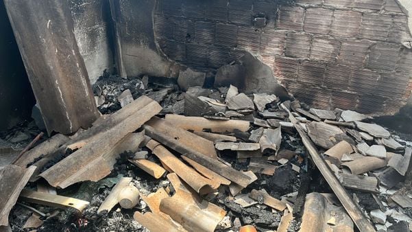 Casa ficou destruída após incêndio no bairro Alice Coutinho, em Cariacica por Diony Silva