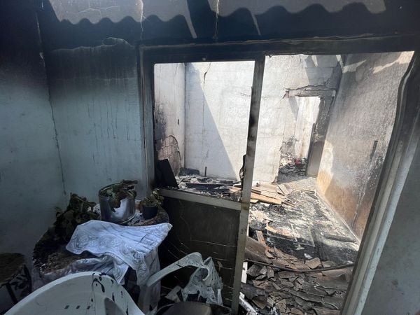 Casa ficou destruída após incêndio no bairro Alice Coutinho, em Cariacica por Diony Silva