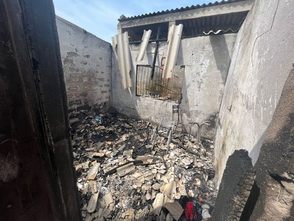 Casa foi completamente incendiada no bairro Alice Coutinho, em Cariacica