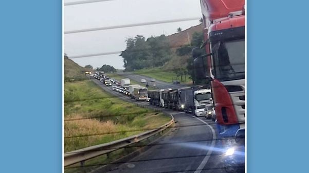 Congestionamento antes das cabines para pagamento da tarifa, no sentido Viana, surpreendeu quem fez o trajeto na tarde deste domingo (19)